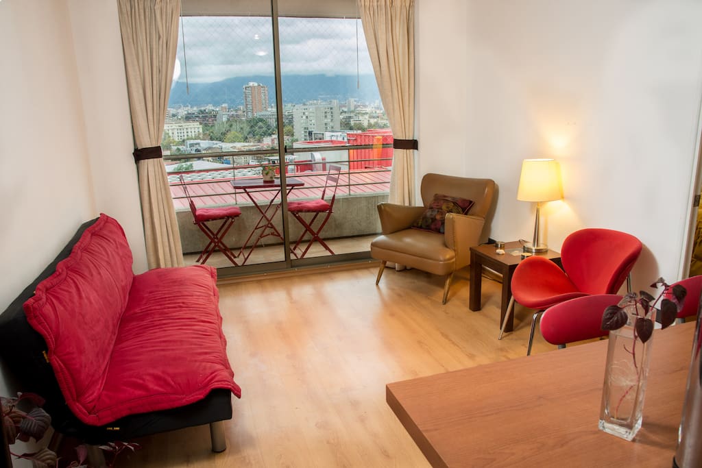 Living con hermosa vista a la Cordillera de Los Andes y Cerro San Cristóbal.