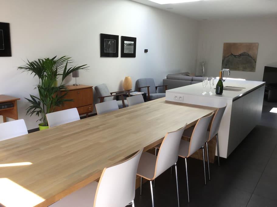 Zicht op tafel en zithoek