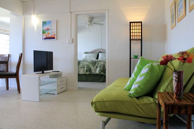 סלון מואר עם טלוויזיה עם מסך שטוח 32אינץ '.