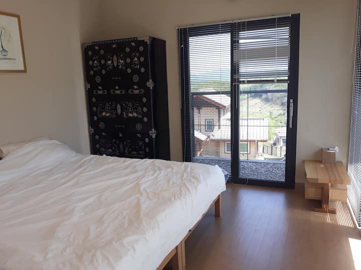 La chambre 2 dispose de trois côtés ouverts pour une vue dégagée.
Profitez-en, il y a
deux célibataires.