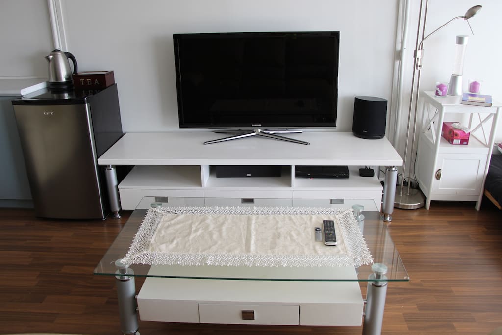 42" Smart TV wih Netflix
