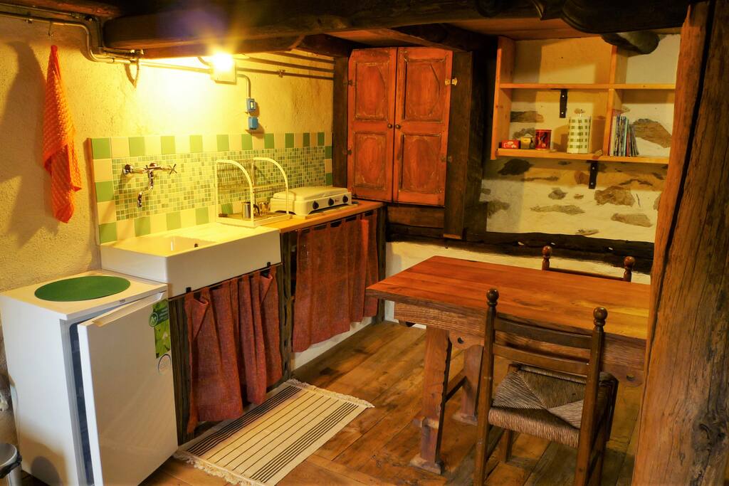 la cucina (con frigo, gas e forno a microonde) e il tavolo