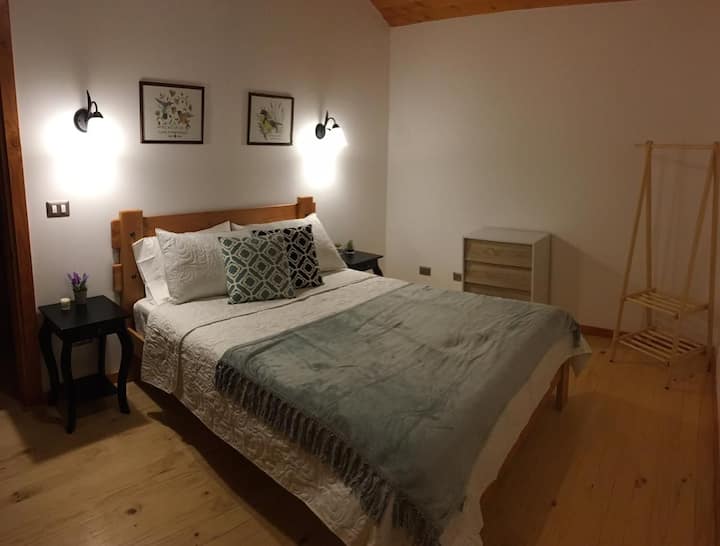 Master chumba cha kulala na kitanda mara mbili 