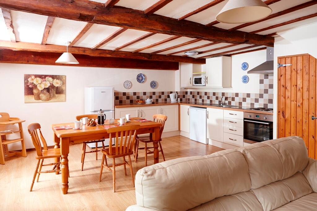 Larch Cottage - spacious open plan kitchen/dining area