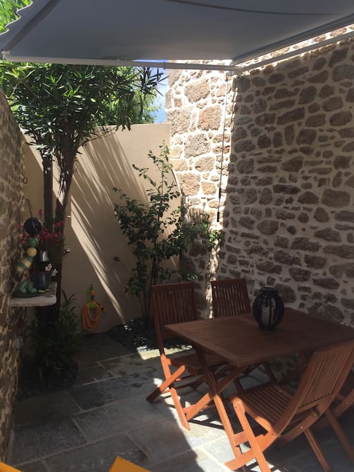 terrasse avec store banne et douche extérieure (retour de plage)