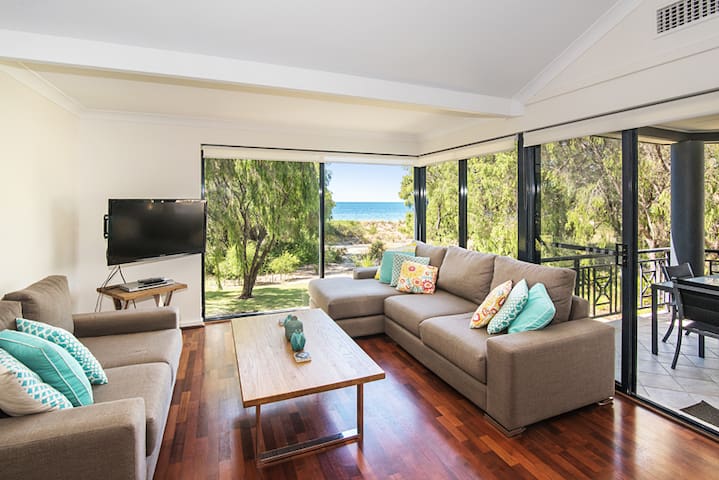 Absolute OCEAN FRONT Apartment – Sleeps 8 gallery image 2