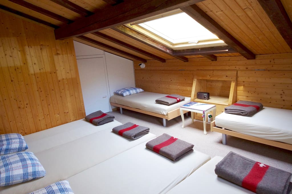 Das Gruppenzimmer (Schlafsaal mit 6 Betten) hat ein grosses kippbares Dachfenster mit Blick in die Glarner Bergwelt