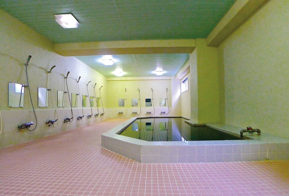 大浴場
旅の疲れを癒してください。ご利用時間は19:00~1:00までです
※タトゥーがあるかたでもご利用頂けます。