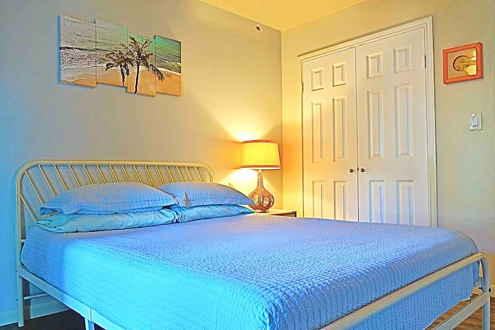 Katil queen di bilik utama 