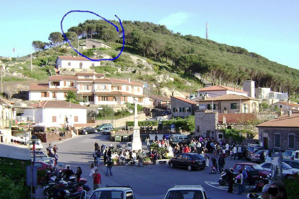 Casa vista dalla piazza - House view from the square
