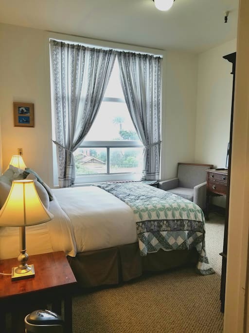 Queensize bed Ocean view - private bathroom
