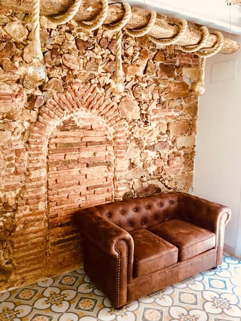 Airbnb con mejor rendimiento: Romantic Loft, exclusive loft in downtown Blanes en Blanes
