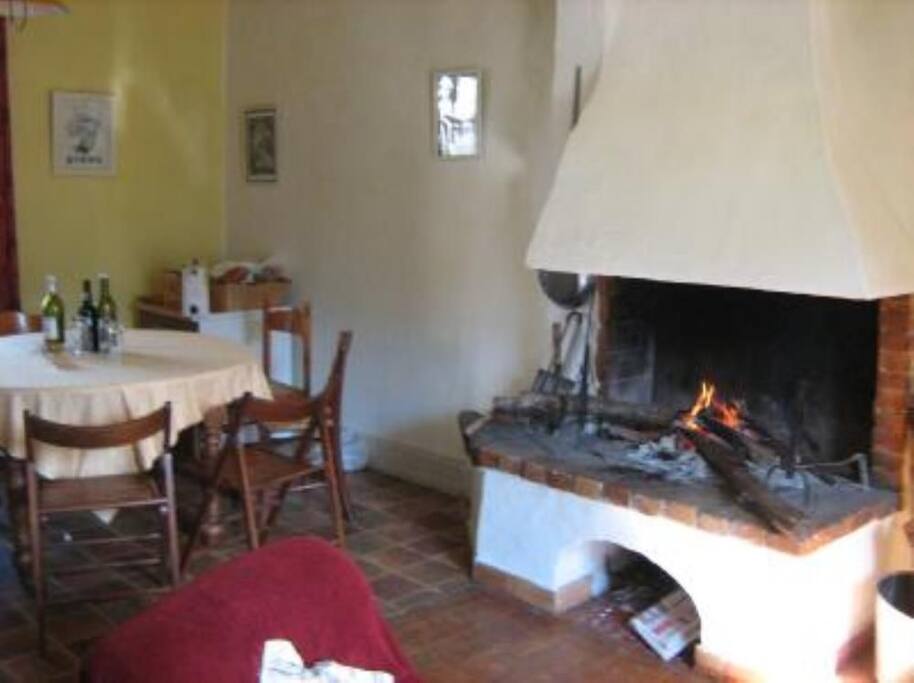 Cheminée dans le salon cuisine