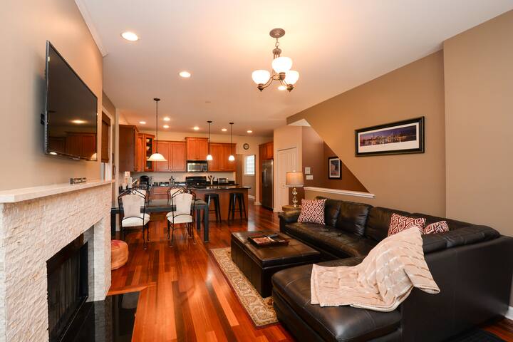 Little Italy/UIC 3 bdrm, 2.5 bath Condo gallery image 2