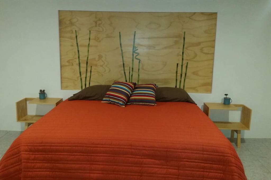 Acogedora recamara principal con cama Kingsize.