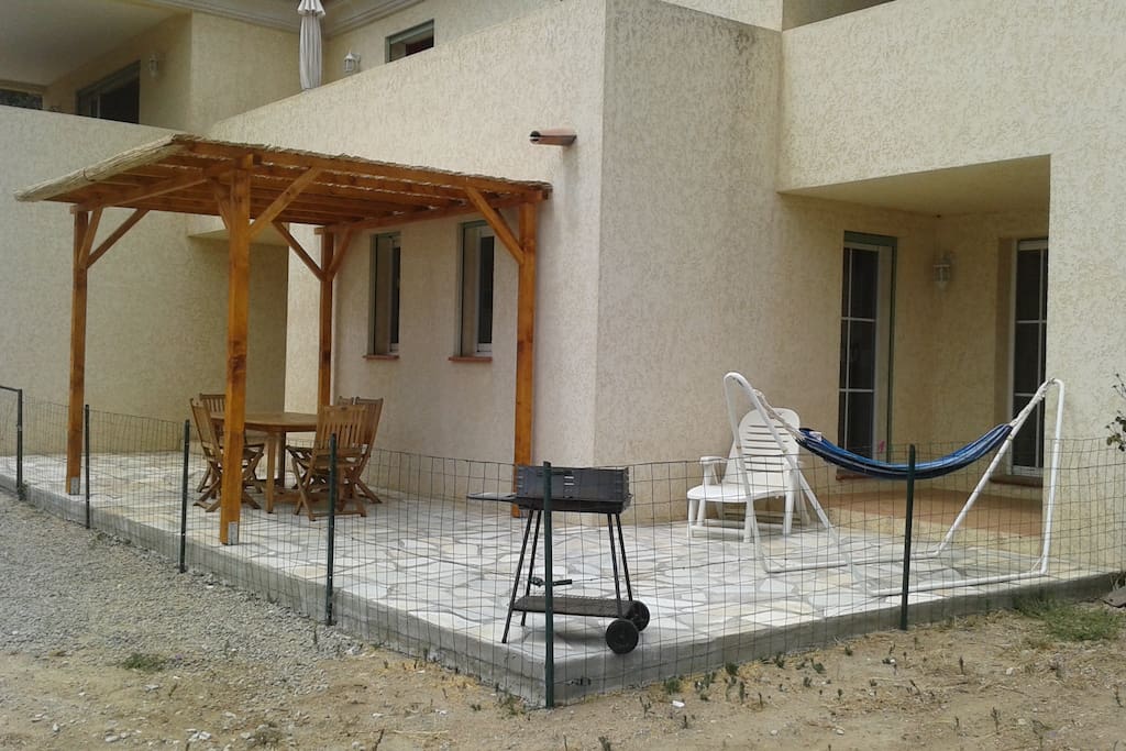 terrasse avec barbecue, hamac, table extérieur. plein sud