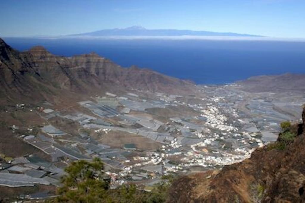 La Aldea de San Nicolás y al fondo el volcán de El Teide (Tenerife).