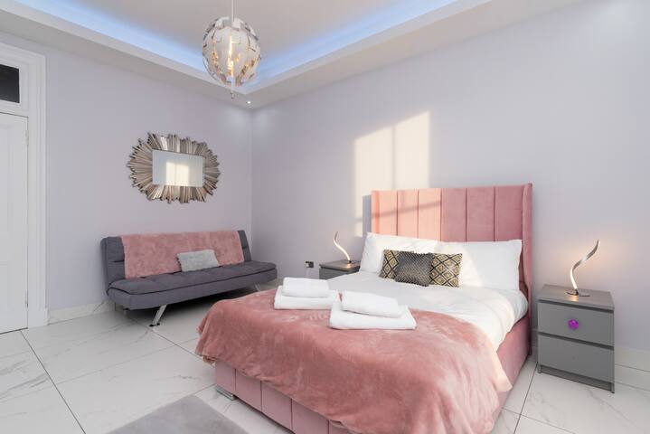 Spacious modern city centre apartment Castle Views gallery image 5