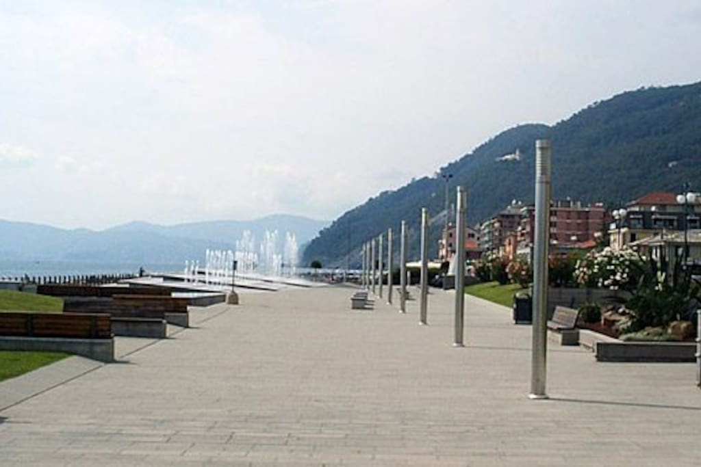 Passeggiata a mare di Chiavari con le fontane