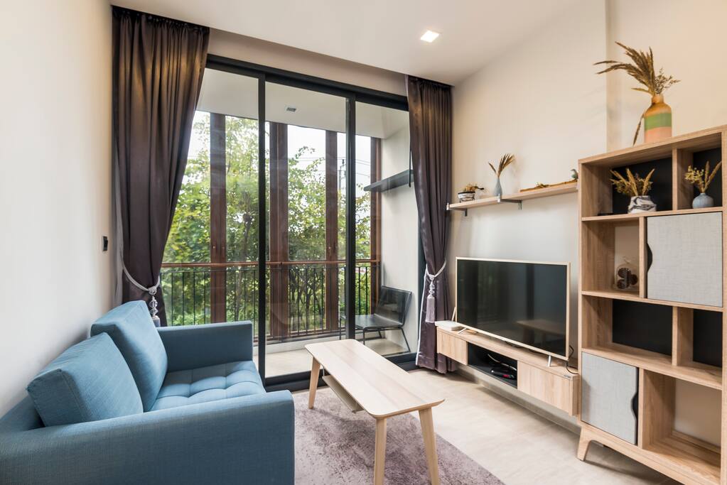 Have a seat, relax and enjoy cable TV with multiple international channels.