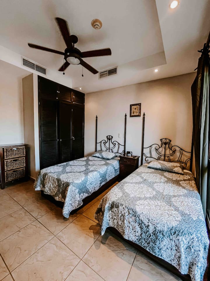 Tercer dormitorio; balcón privado con vistas parciales al mar.