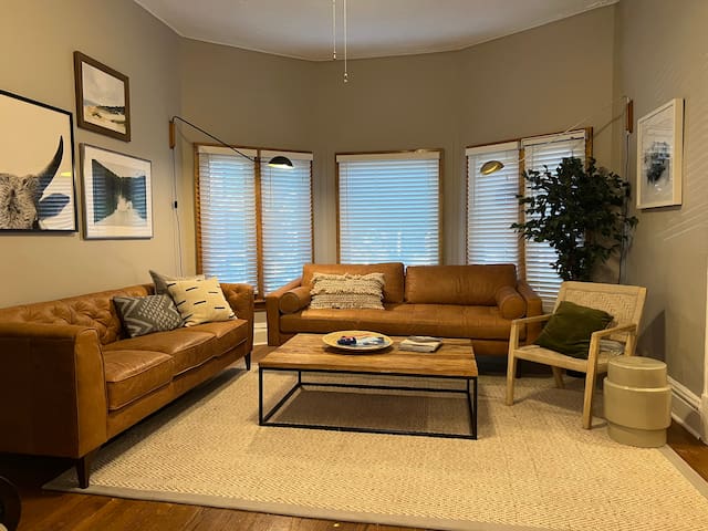 7B 3BA Private Unit in Lincoln Park near Wrigley gallery image 3