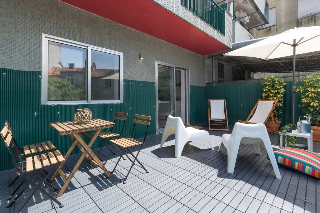 You’ll find a bright flat with free wifi and an amazing terrace which will offer you the calm and serenity full of light and sun. It is the best option for groups, families and couples who want to enjoy everything Porto has to offer!