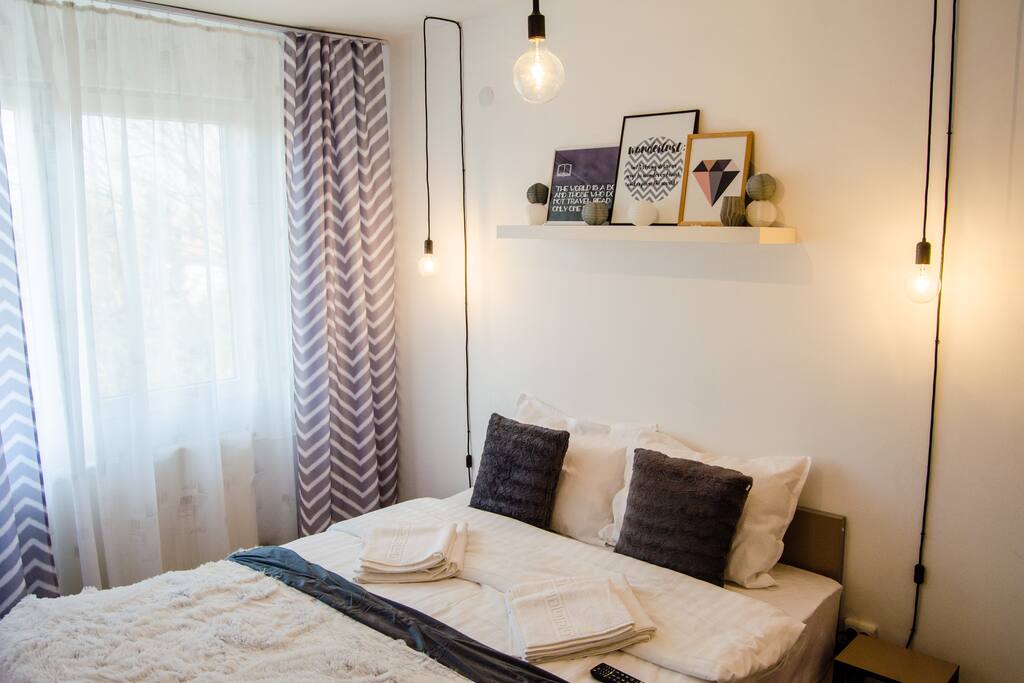 The bedroom with queen size bed