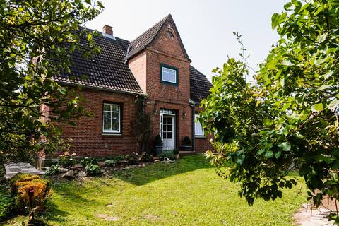 Hygge House at the sea with garden and fireplace