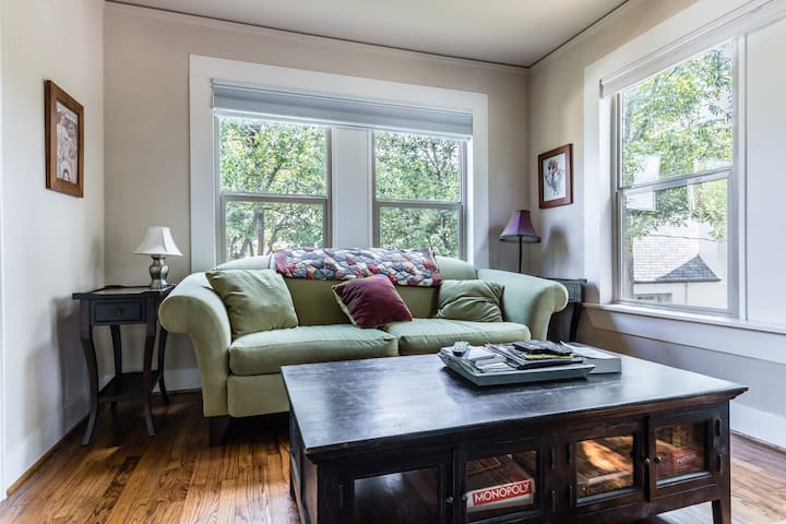 650 sq ft over-garage apartment with king bed