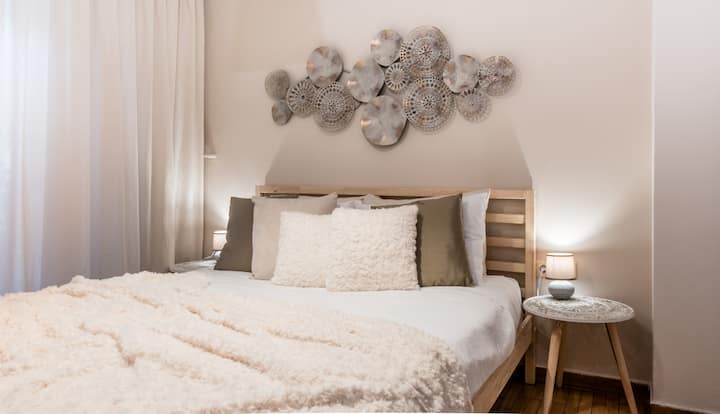 Cama de dos plazas con sábanas de alta calidad