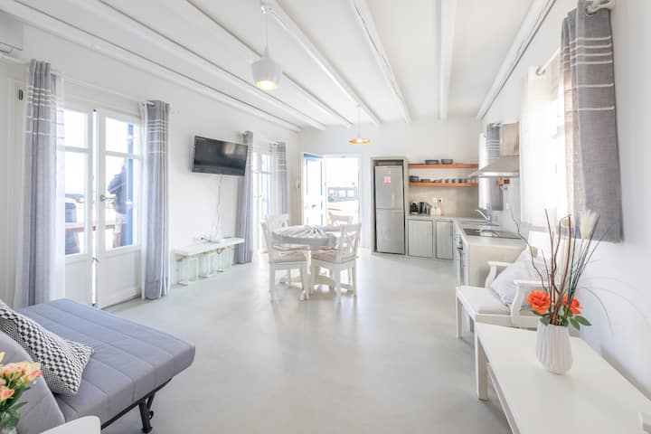Paros Punda 2 villas, 10 guests
Villa Areti: spacious sunny open plan kitchen living room with dining area