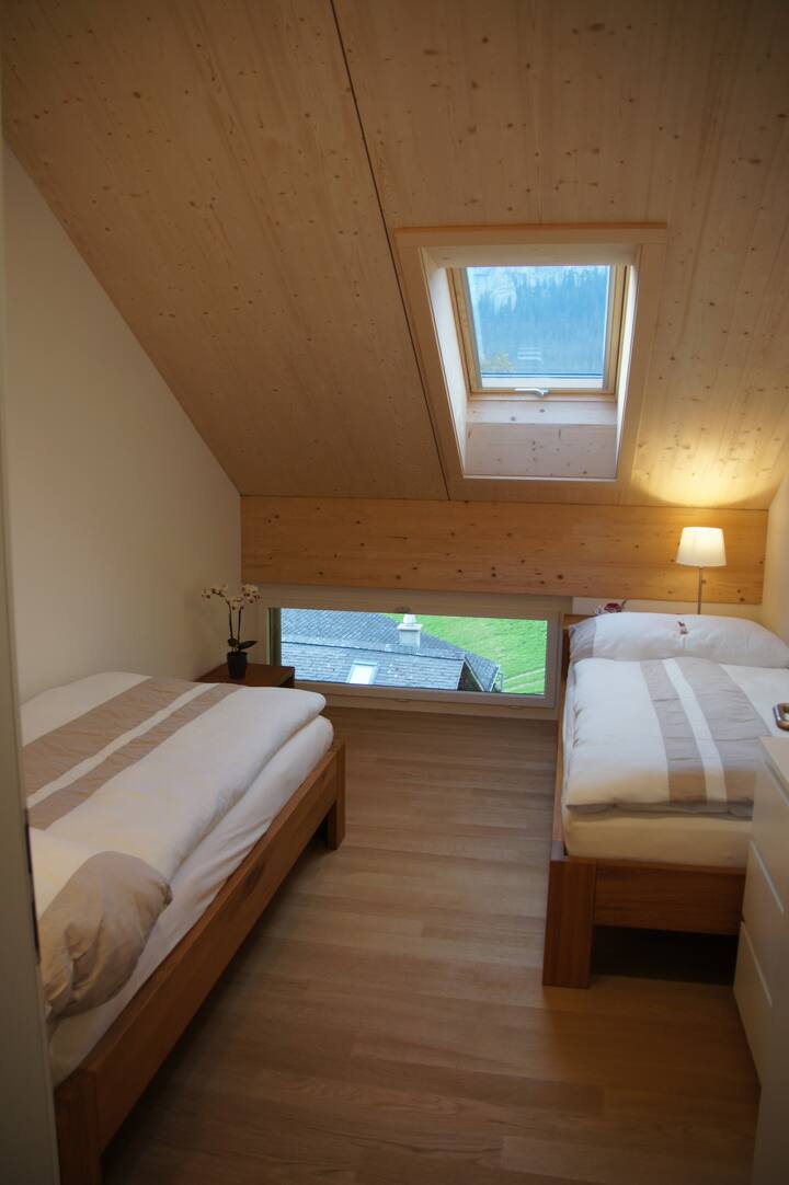 Schlafzimmer mit zwei Einzelbetten 