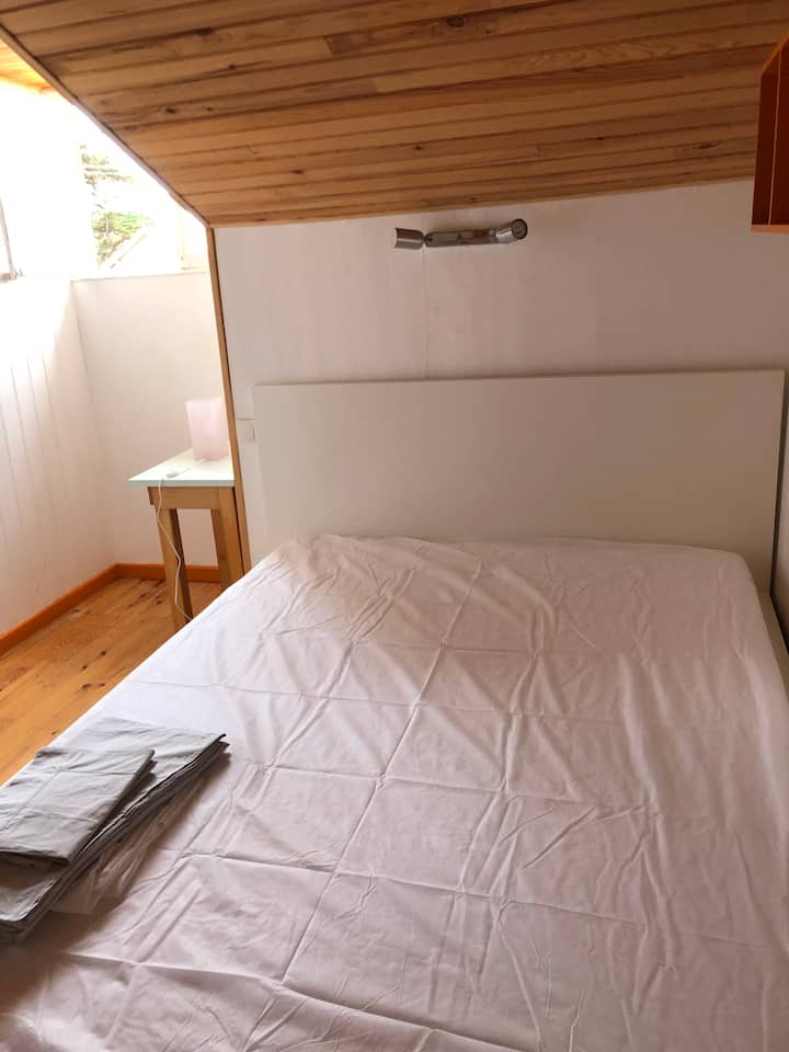 Ch. poschodie s posteľou 140