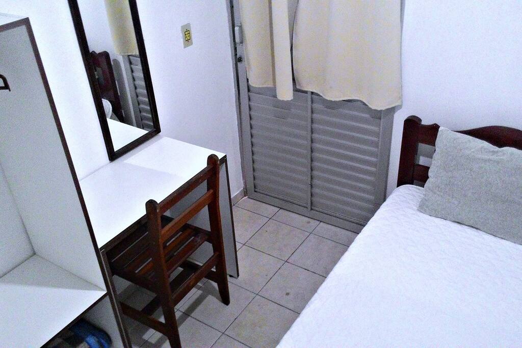 Quarto individual com banheiro privativo