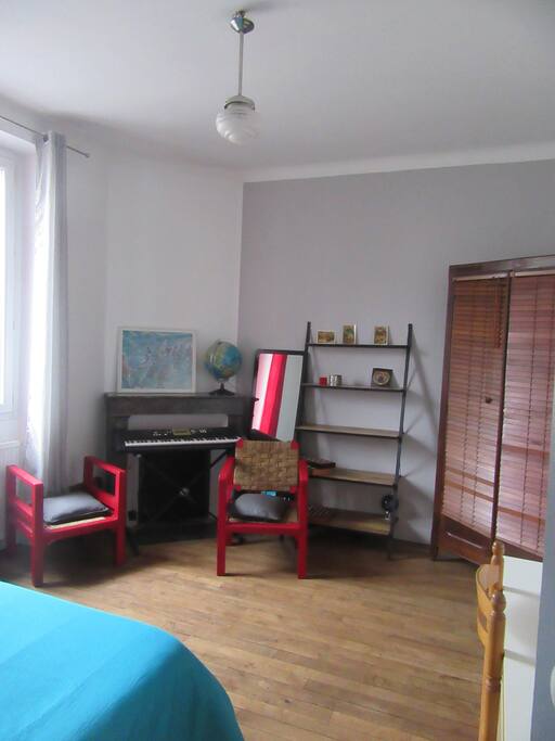 une chambre vaste de 15 m2 avec lit double