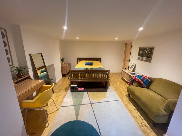 Spacious double & own bathroom. Houses for Rent in Stretford, England