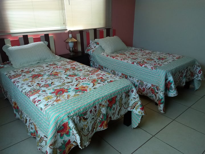 חדר שינה 2 עם כיסויי מיטה 