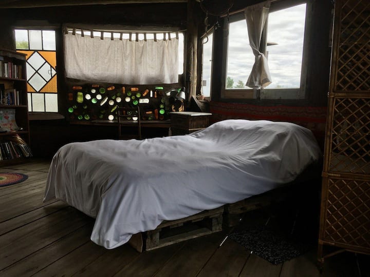 Chambre principale avec lit double et bureau derrière, vue nord