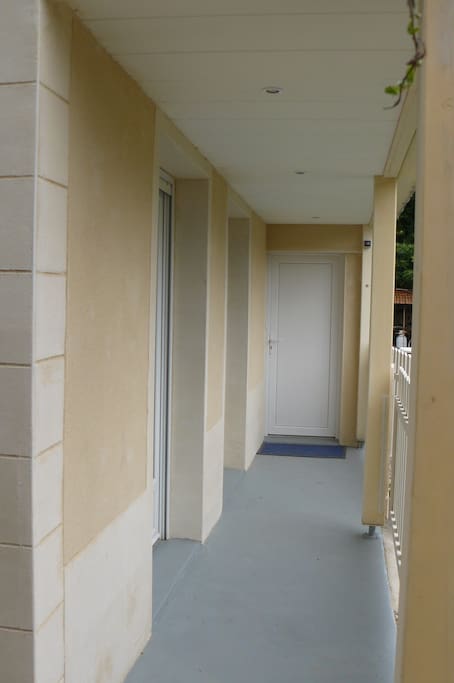 Entrée indépendante de la petite maison facile d'accès avec lumière automatique extérieure (détecteur de mouvements)