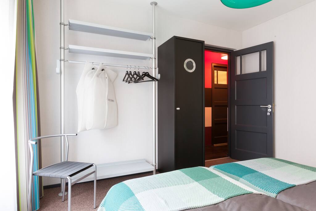 In de groene slaapkamer om op te bergen