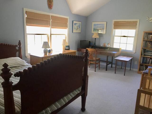 Easton’s Point walk to beach/ lg private deck/yard gallery image 5