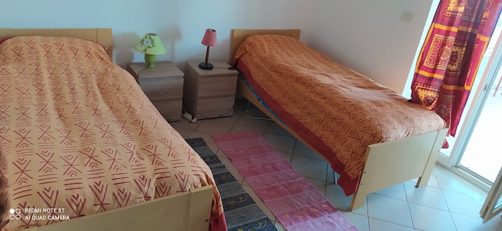 ห้องนอนที่สองมีเตียงแยกต่างหากสองเตียง