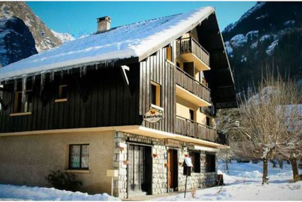 Chalet in winter just 400 meters from ski lift link to Les Deux Alpes