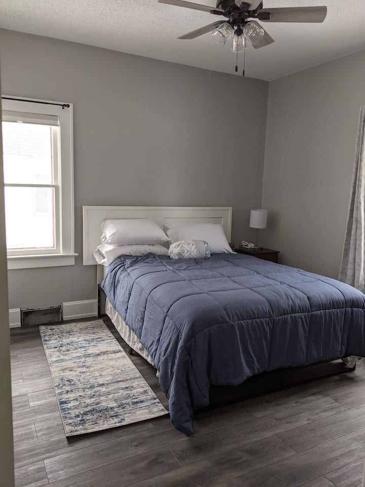 Bračni krevet (160x200) s velikim ormarom  Mnogo svjetla i zavjesa za zamračivanje za jednostavan san.