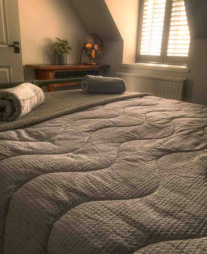 Cómoda cama de tamaño king en el dormitorio principal.