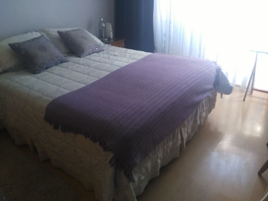 Dormitorio con salida al jardín