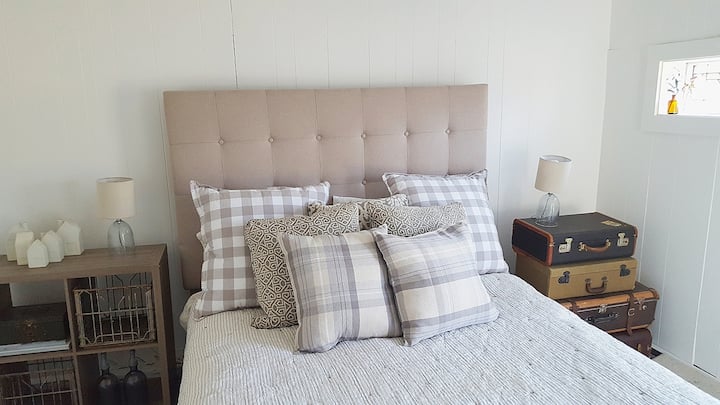 Bedroom 1
Queen bed, mix of modern and antique decor, Magnolia bedding