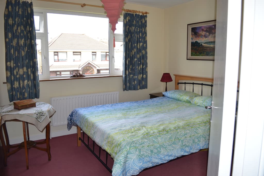 Room 1 with Kingsize Bed and desk