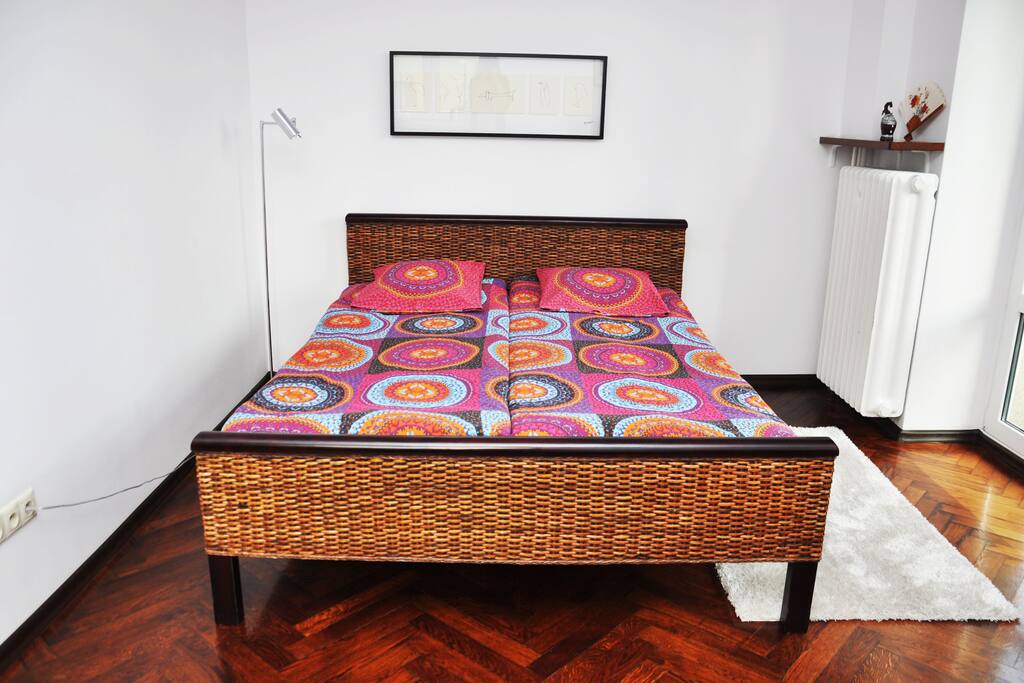 Bedroom with double bed. There is an access to the balkony.